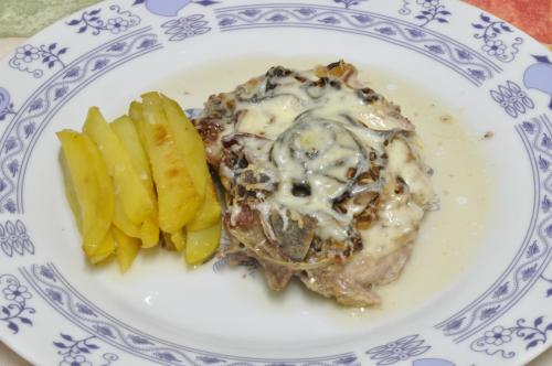 Zapečené vepřové kotlety se sýrem s domácími hranolky – Snadné recept z Česko kuchyně, hotový za 30 - 45 minut